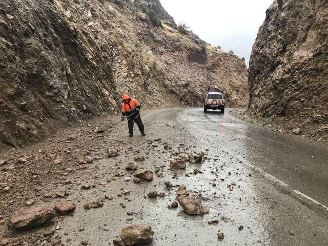 وقوع ۱۱۵ مورد ریزش در محورهای کرمانشاه در پی بارشهای شدید