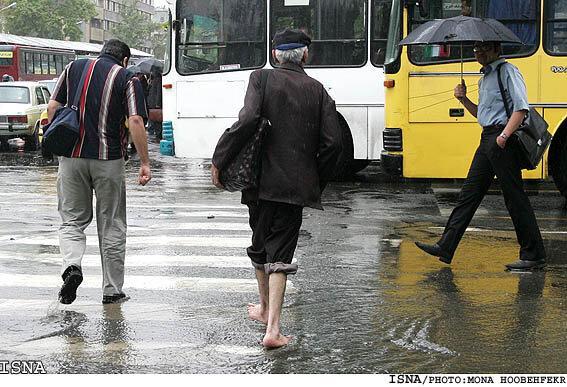 لغزندگی معابر تهران پس از بارش باران و عدم دید کافی/ رانندگان با احتیاط برانند