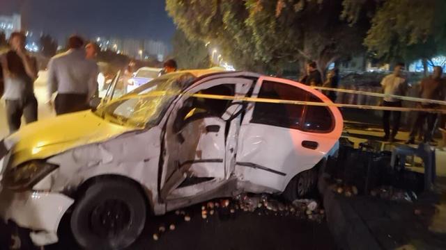 ببینید | اقدام زیبای مردم در پی واژگونی کامیونت حامل مرکبات در محور فیروزکوه