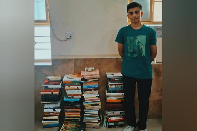 دانشجوی هرمزگانی کتابهای کتابخانه شخصیاش را به مدرسهای اهدا کرد