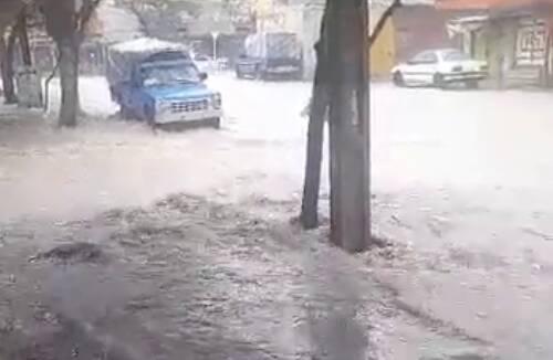 فیلم/ وقوع سیلاب در معابر شهر آبدانان