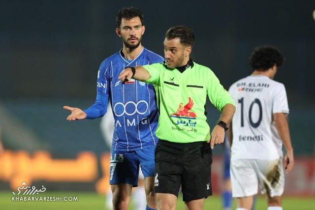 داوران رسماً سر استقلال را بریدند و خندیدند/ با دو دست به آشورماتوف فن کمر زدند؟/ خطا روی حردانی از خانه هم معلوم بود