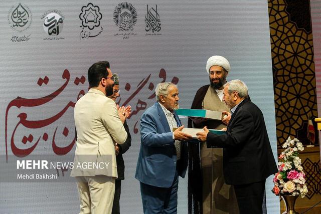 تجلیل از علی انسانی و حامد کاشانی در ویژه برنامه «شجره طیبه» در قم