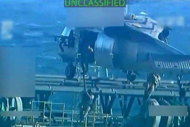 لحظه تصرف بزرگترین نفتکش ونزوئلا توسط سربازان آمریکایی +ویدیو