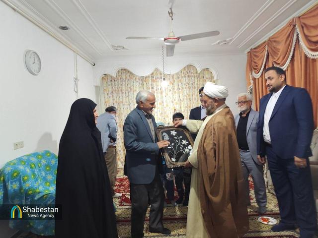 دیدار امام جمعه و اعضای ستاد نماز جمعه جیرفت با خانواده های شهدا