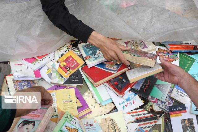 دستفروشان کتاب در خیابان انقلاب پایتخت ساماندهی میشوند