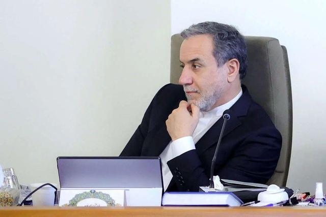 عراقچی: توصیه میکنم آمریکا به مردم ایران و به نظامی که مردم ما برای خودشان انتخاب کردهاند، احترام بگذارد/ اینکه الان ایران در یک موقعیت بزرگ و با عظمت هست یا نیست، به خود مردم ایران مربوط میشود