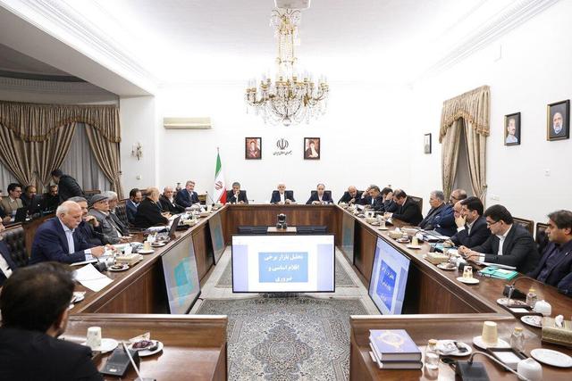 عارف: تولیدکنندگان شیر، قیمت را متعادل کنند