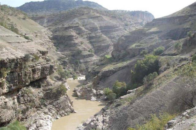 ببینید | تصاویر شگفتانگیز از جاری شدن رودخانه سزار از دل کوههای لرستان