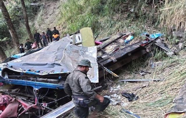 جان باختن ۱۶ دانش آموز کلمبیایی در حادثه سقوط اتوبوس به دره عمیق