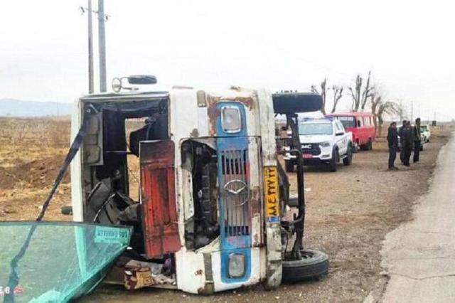 14 مجروح در واژگونی مینیبوس مدرسه در جاده نیشابور