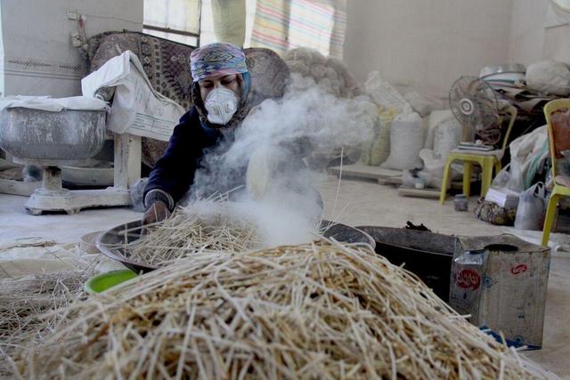 بانوان کارآفرین «سیدآباد» مهاباد در انتظار سهمیه آرد برای ادامه تولید+ فیلم