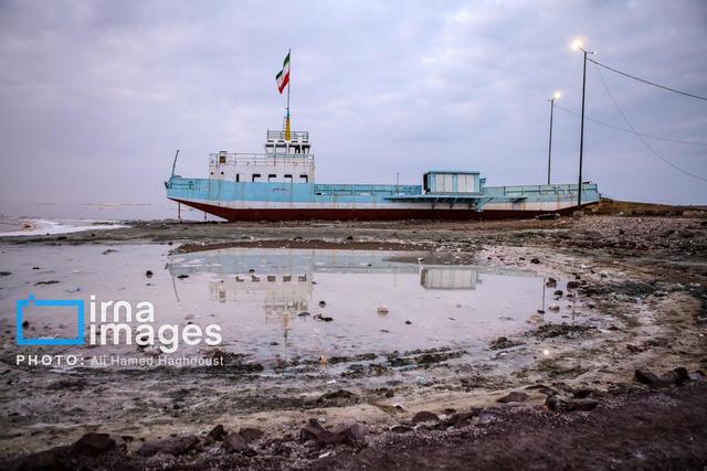 روایت آبی که از دریاچه ارومیه دورتر میشود! + فیلم