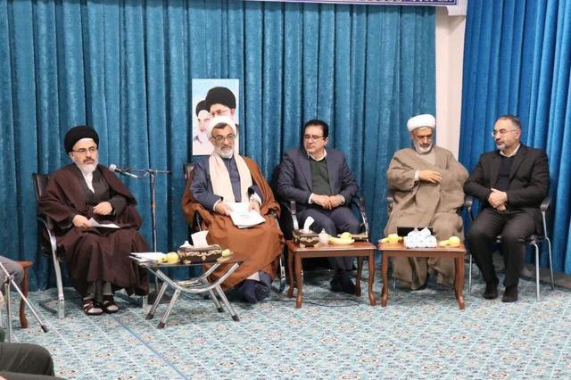 مجموعههای فرهنگی در قالب یک جبهه منسجم در مقابل دشمن وارد میدان شوند