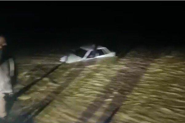 نجات سرنشین خودروی گرفتار در سیلاب رودخانه جغین هرمزگان