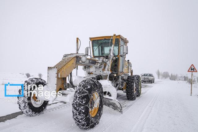 امدادرسانی به ۱۸۱ مسافر گرفتار در برف؛ همه راههای همدان باز است