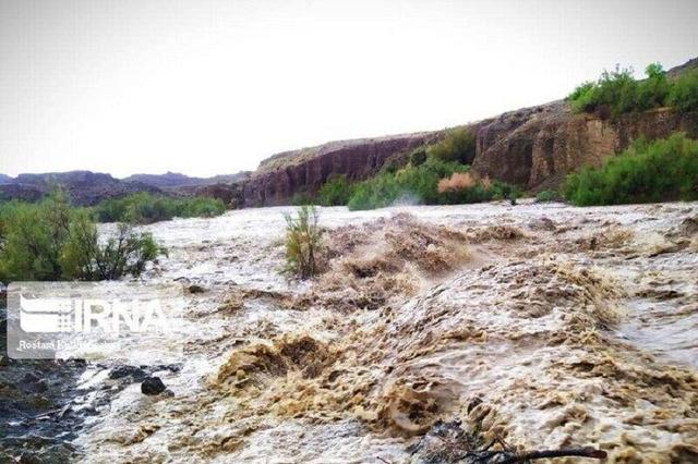 راههای قلعهگنج جنوب کرمان به سه شهرستان مسدود شد