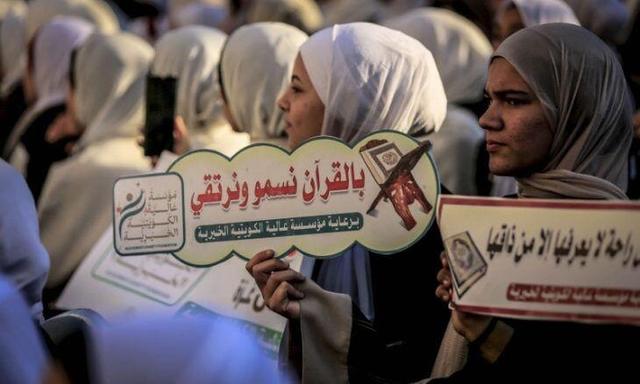 جشن باشکوه ۵۰۰ حافظ قرآن در اردوگاه الشاطی غزه پس از دو سال جنگ و ویرانی+عکس