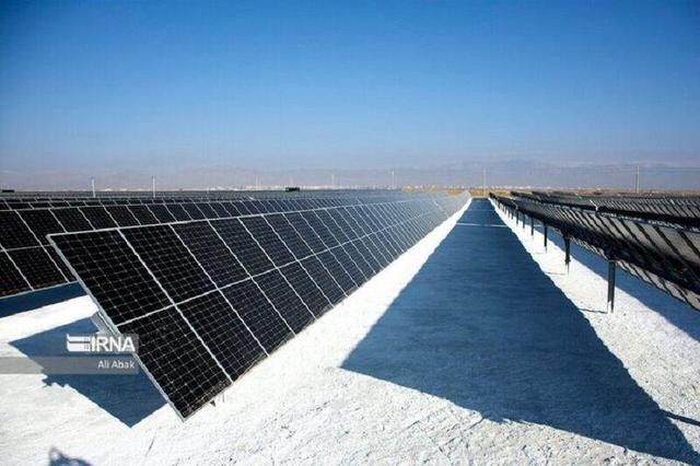 استاندار: کرمان پیشتاز صدور مجوز نیروگاههای خورشیدی کشور است