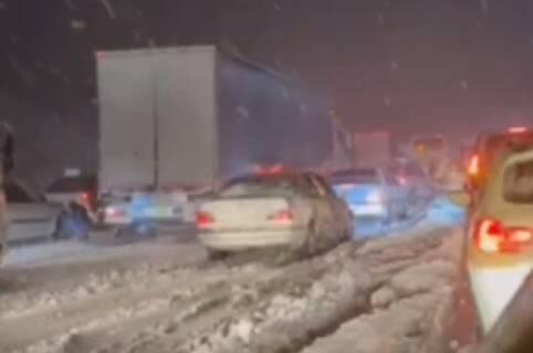 فیلم/ گیرافتادن خودروها در جاده برفی نطنز به اصفهان