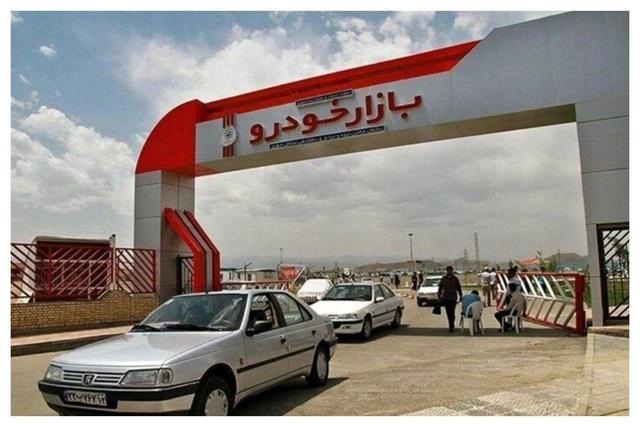 چشمانداز بازار خودرو در شرایط اقتصادی پیچیده/ کاکایی: تورم بالای ۴۰ درصد، تقاضای واقعی را از بازار فراری داد