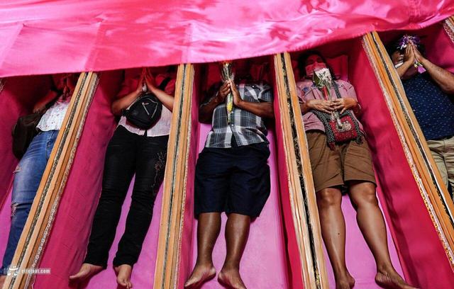 اینجا مردم در تابوت دراز میکشند تا سال نو را خوشآمد بگویند! +عکس