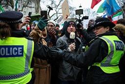 چهره بدنام راست افراطی انگلیس در تجمع ضدانقلاب؛ تامی رابینسون کیست؟