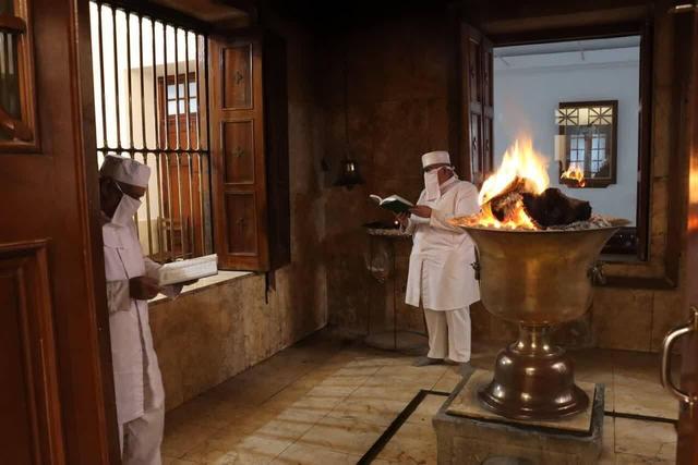 برگزاری جشن پیروزی انقلاب در آتشکده زرتشتیان یزد