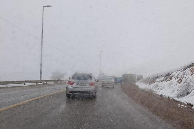 بارش برف در غرب و جنوب اصفهان؛ همه محورهای مواصلاتی باز است