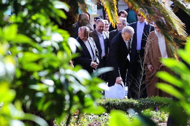 غرس یکاصله نهال توسط رئیس جمهور در ساری