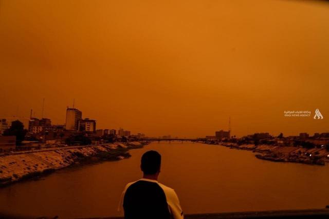 تصاویر | آسمان عراق به رنگ سرخ درآمد
