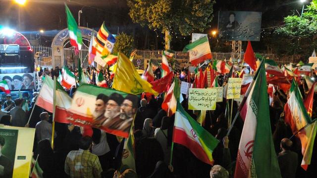 شعرخوانی شاعر کرمانشاهی در اجتماع شبانه مردم کرمانشاه