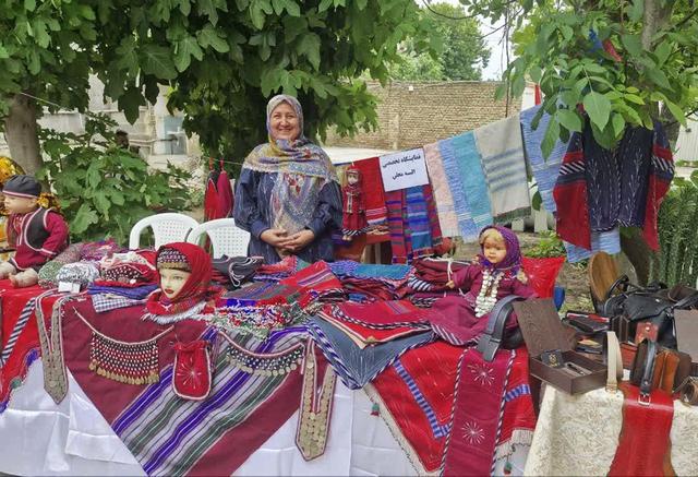 نمایشگاه صنایعدستی در خانه صنایعدستی البسه محلی گنبدکاووس برپا شد