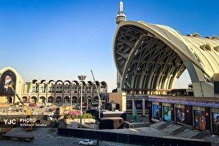 آماده سازی مصلی امام خمینی(ره) در آستانه مراسم وداع با رهبر شهید
