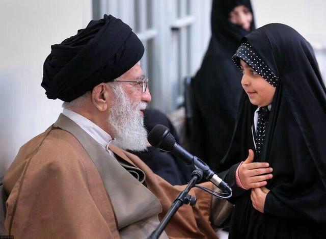 رهبر انقلاب چند دختر داشتند و دختران با چه خانوادههایی وصلت کردند؟/ کدام دختر همراه پدر به شهادت رسیدند؟