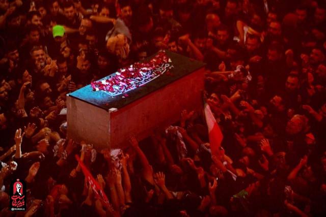 ببینید | تصاویری دیدهنشده از گلباران پیکر رهبر شهید انقلاب در حرم حضرت عباس (ع)